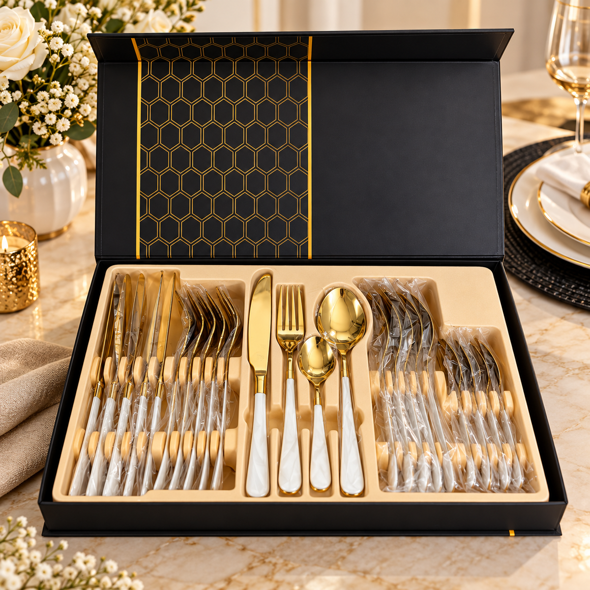Set Tacâmuri Premium, Finisaj Auriu și Mânere Albe, în Cutie Elegantă de Cadou